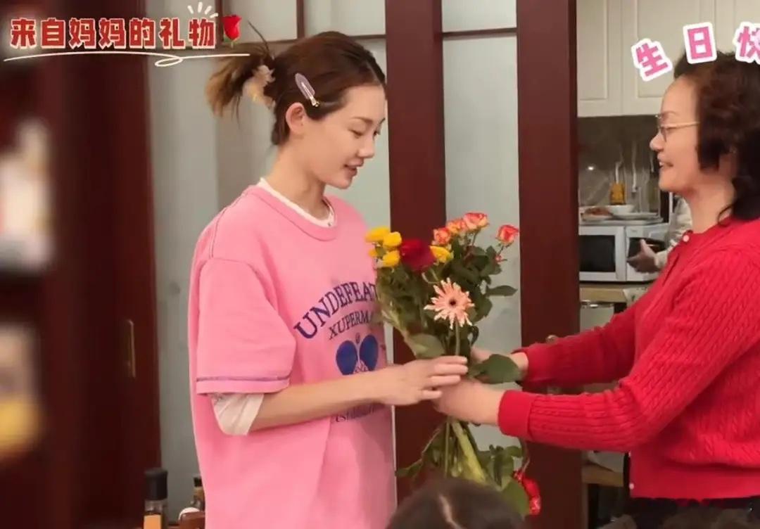 郑恺在别墅为老婆庆生，苗苗带儿女擀面条，生日过得朴实而温馨