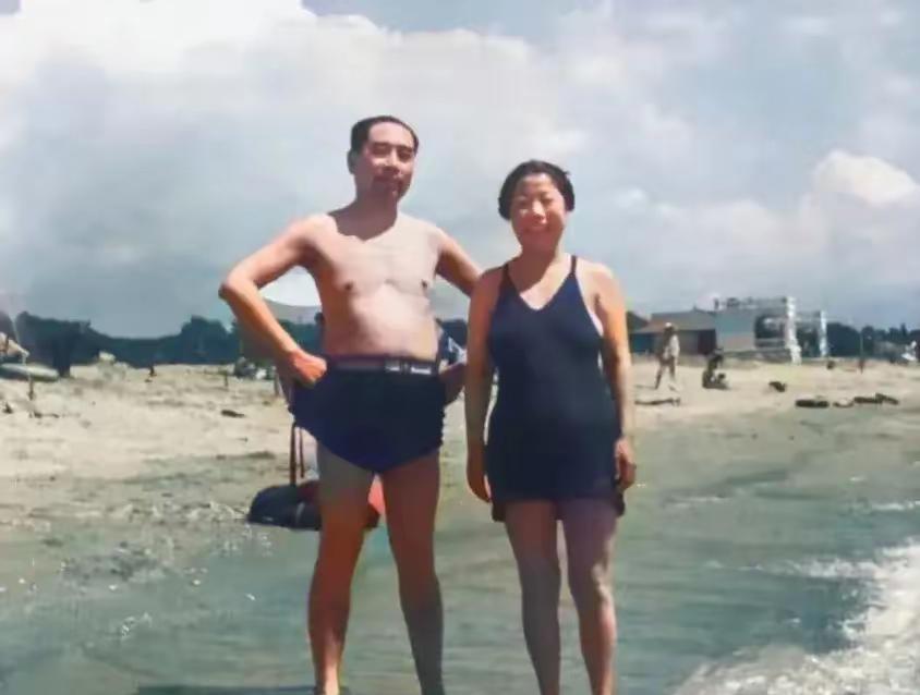 这是周总理和邓颖超穿着泳装的合影，都看看吧，这可不是演员扮演的。阳光明媚，海水