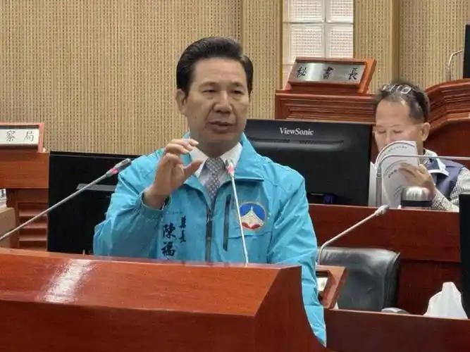 金门县长陈福海最近话说得格外直接，说金门没人反对修那条和厦门机场相连的大桥。从老
