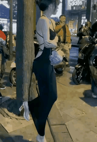 晒图笔记大赛看这个姑娘冻的直跺脚，我真想拿一件羽绒服给她穿上，让她暖和暖和