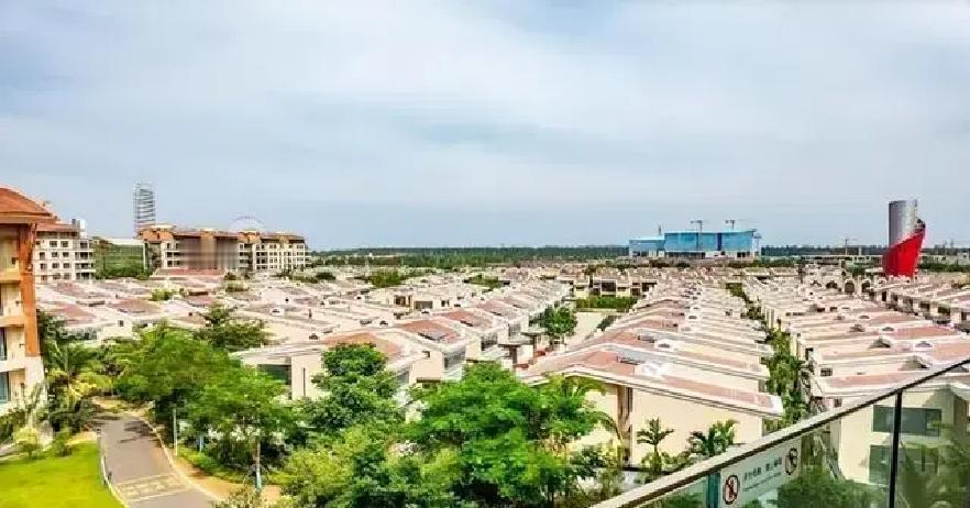 今年五一，儿子打算带他岳父岳母出去云南旅游，我告诉儿子，我和你妈也想去。儿子说：