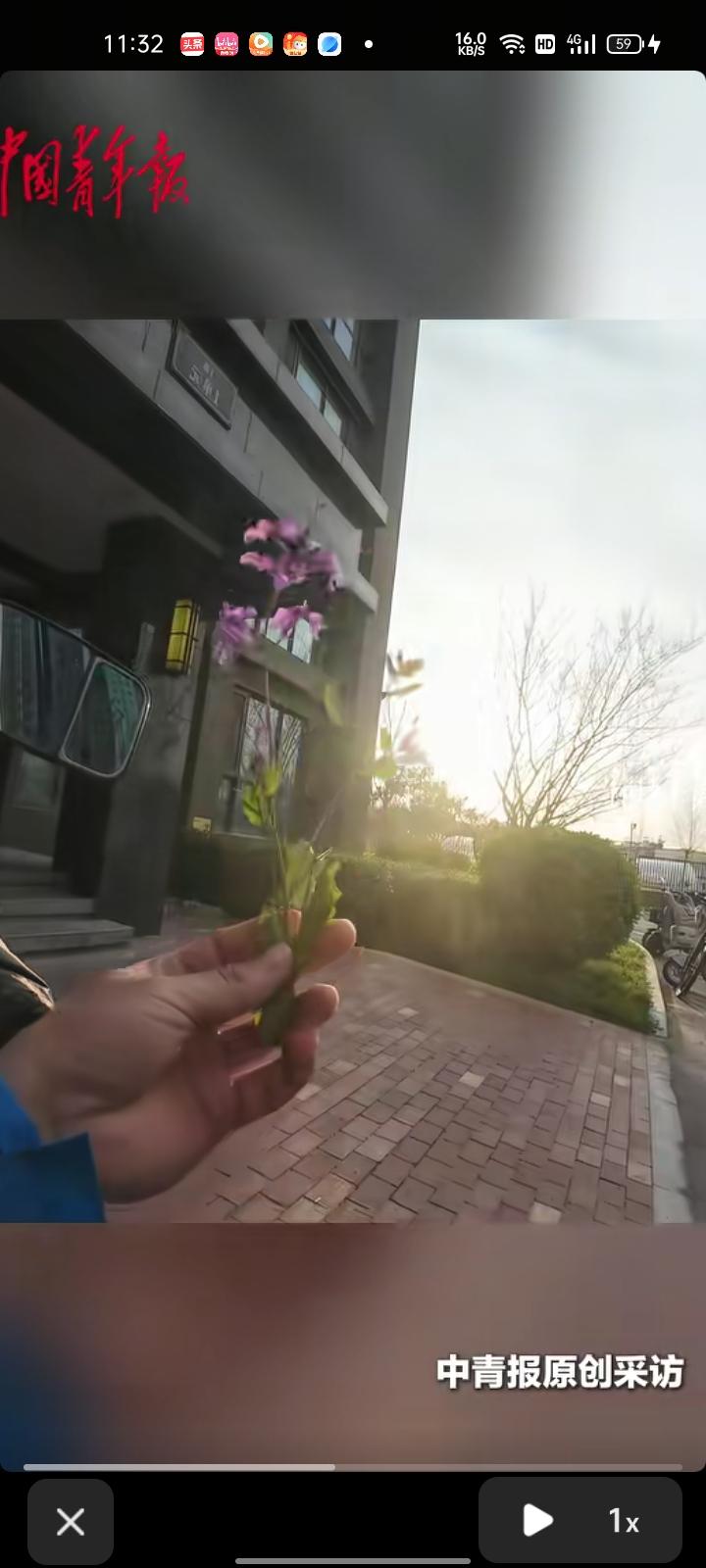 3月28日，陕西西安。外卖小哥送完餐下楼，与一对祖孙擦肩而过，后发现自己停在楼下