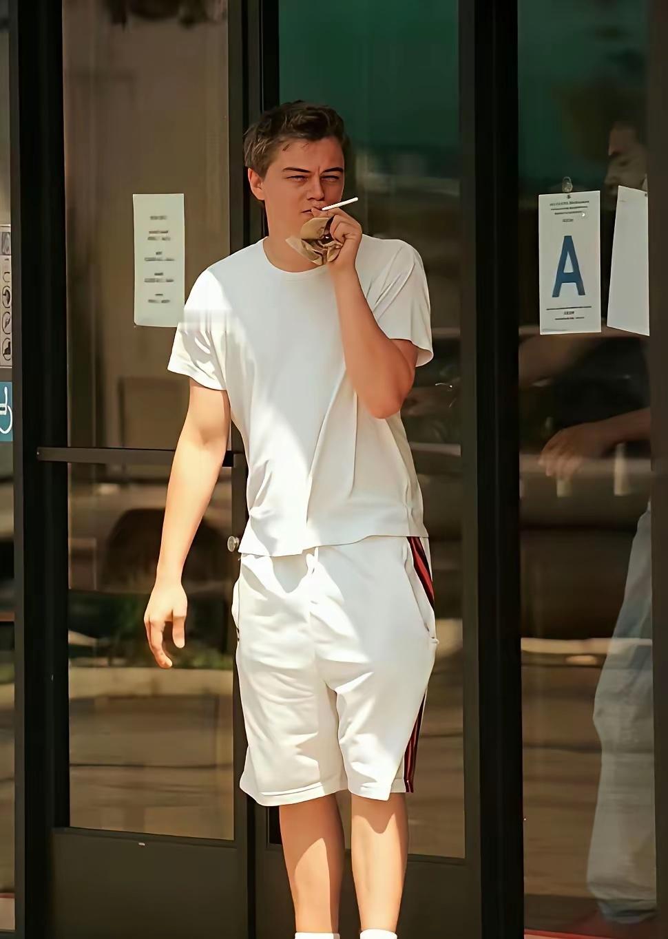 其实十八岁的小李子也不帅，只是泰坦尼克号里的服化道和剧情太加分了！