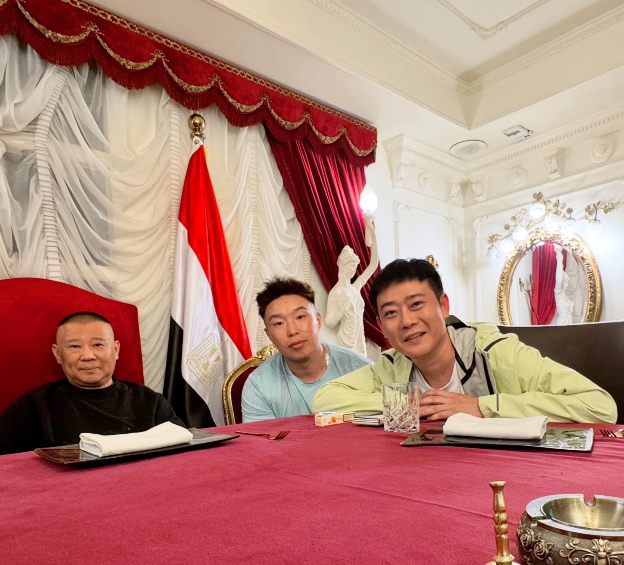 郭德纲栾云平烧饼合影。