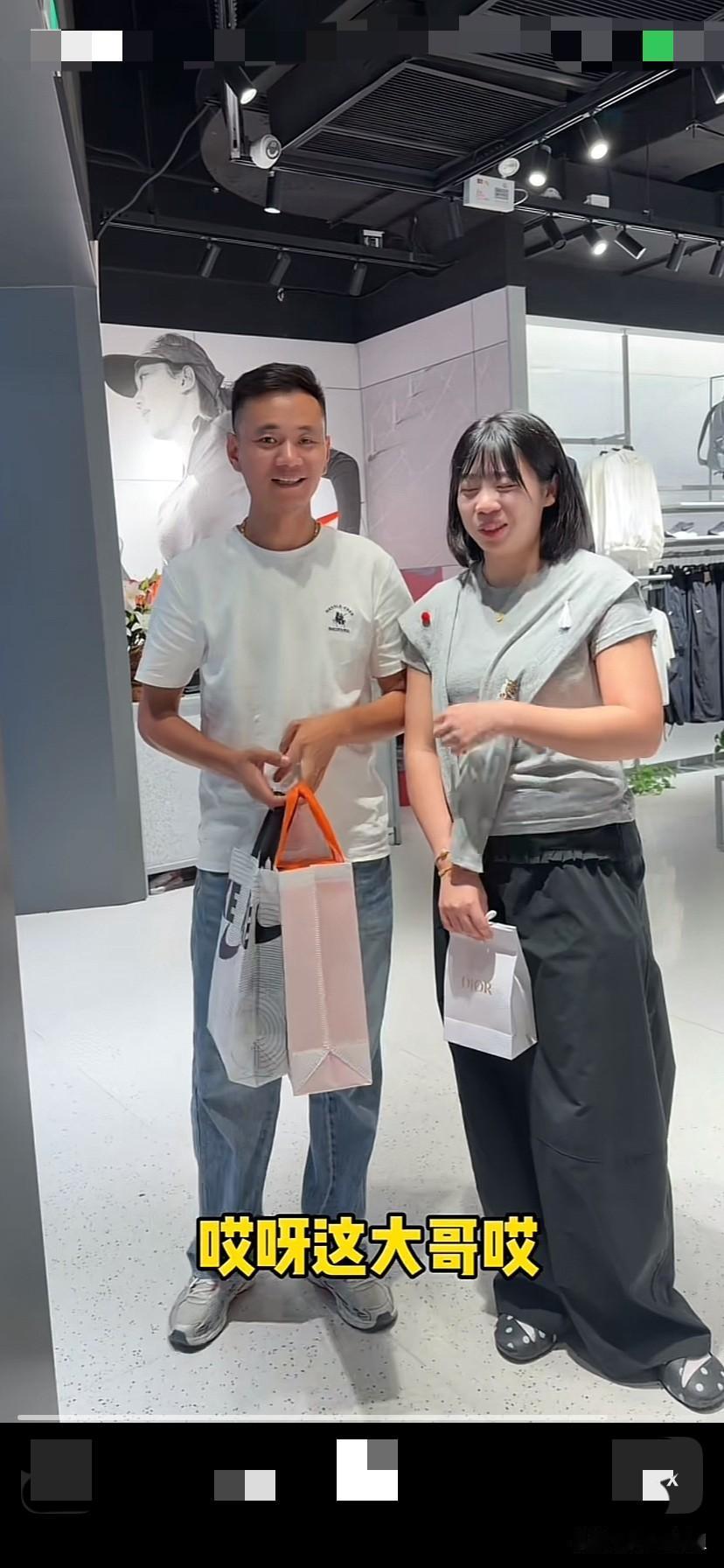 厉怀远妹妹和哥哥，嫂子逛商场，给二哥厉怀远买鞋，买衣服！对二哥太好了！三水妹妹特