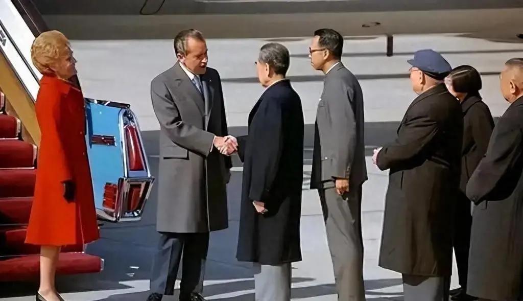 外交档案里记载着一桩罕见的外交细节：1972年尼克松访华，临时调整行程，坚持要参