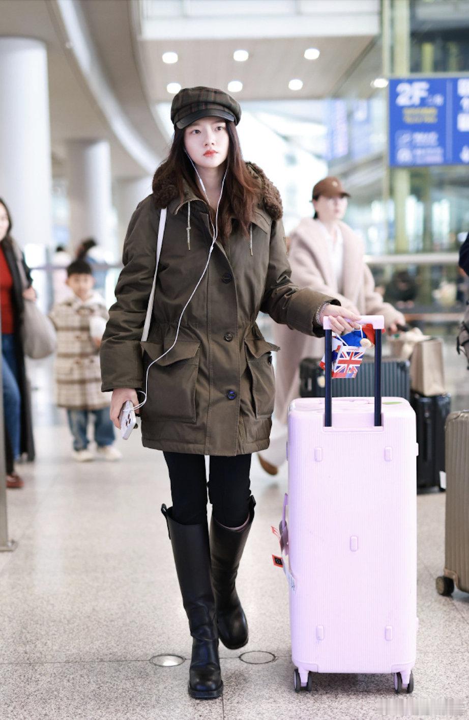 任敏回国机场路透任敏结束海外行程顺利回国，机场路透休闲造型清爽耐看，自带清冷温