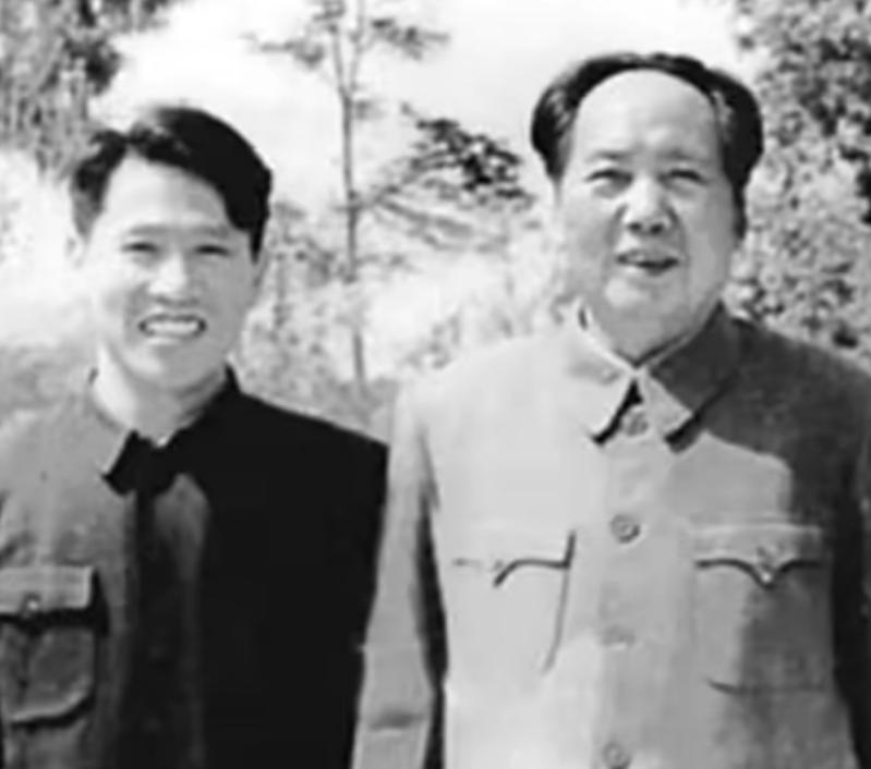 1976年9月9日，一男子在得知毛主席去世后，拿着剪刀就直冲毛主席的房间，来到毛