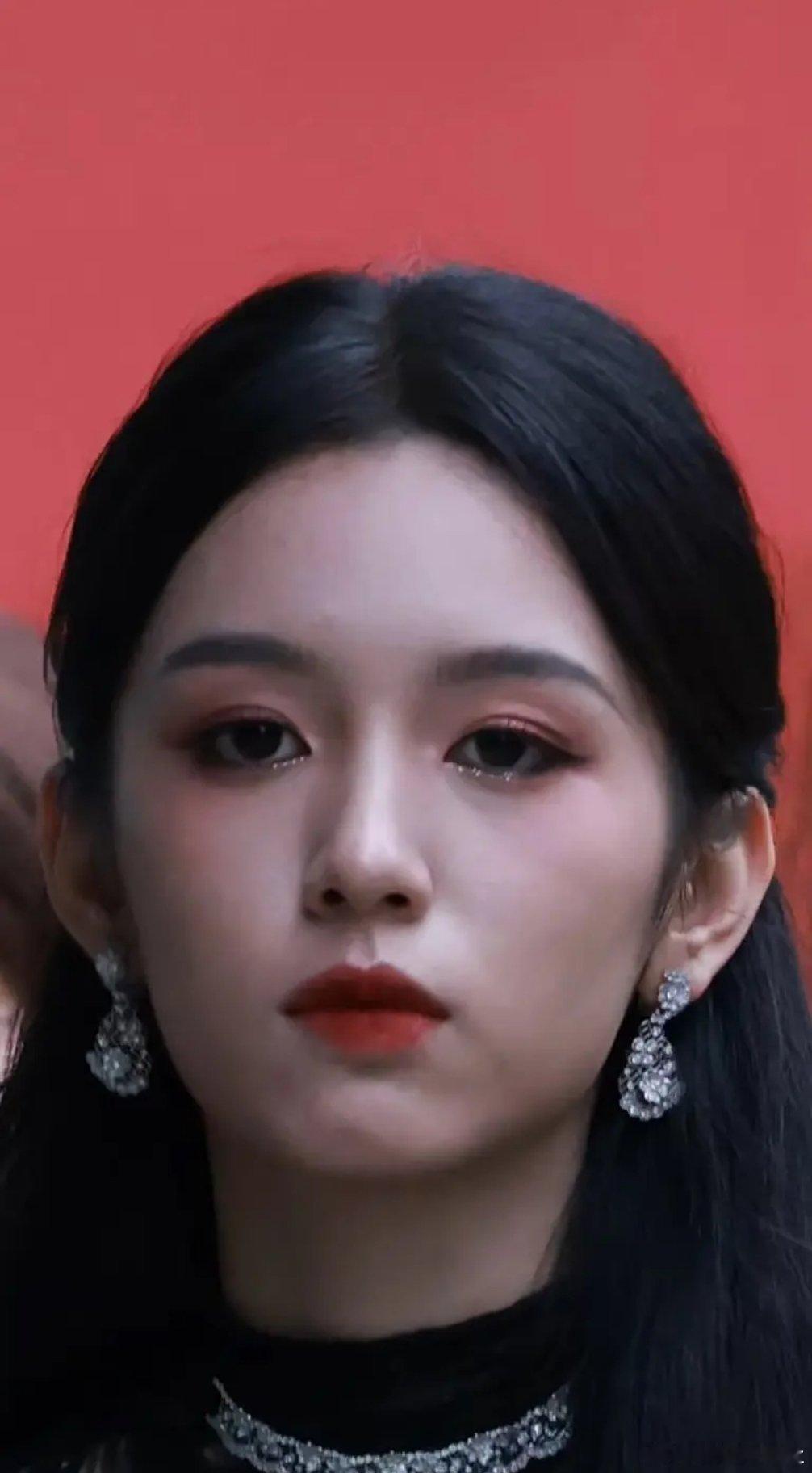 至今都不明白周也是怎么被吹成骨相美女的
