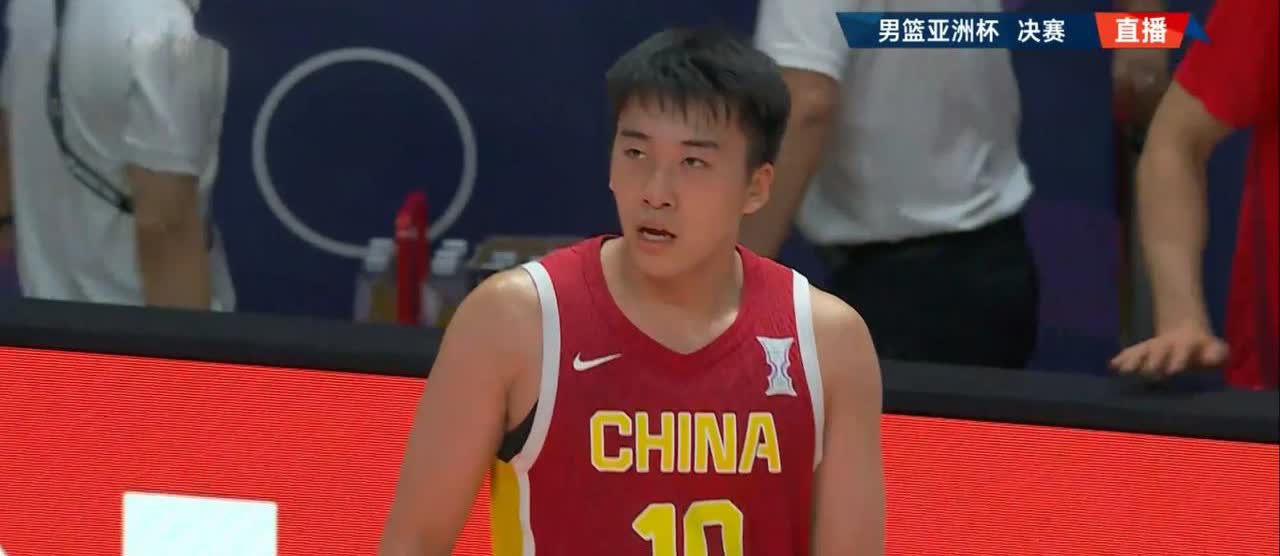 中国男篮新星王俊杰真是太敢说了，他竟然直言男篮亚洲杯的比赛强度不如NCAA。在今