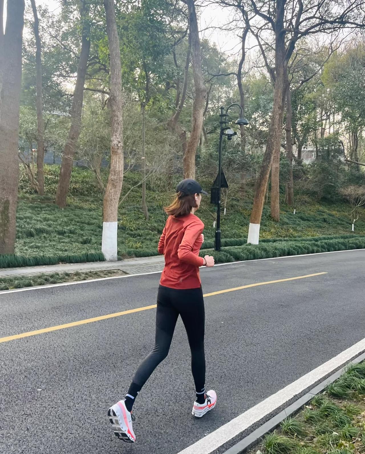 任何健身运动都难以和跑步相媲美，何以见得呢，一个跑步十几年的跑者的切身体会足以说