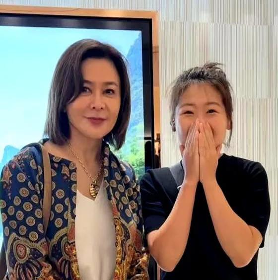 63岁的关之琳现身韩国一家商场被粉丝偶遇，她名牌加身，颈戴金链，身材苗条，气色盈