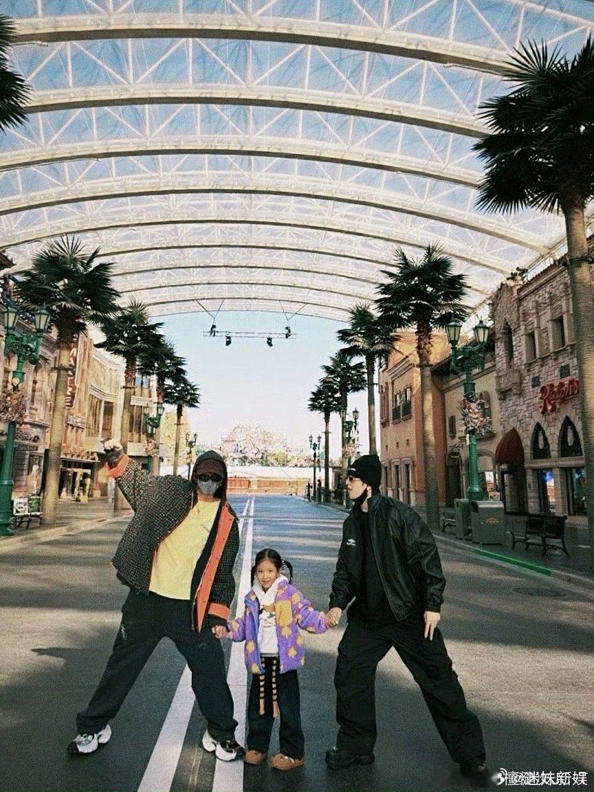 檀健次环球影城plog檀健次和符龙飞带娃照檀健次和符龙飞带娃照，好看，[色