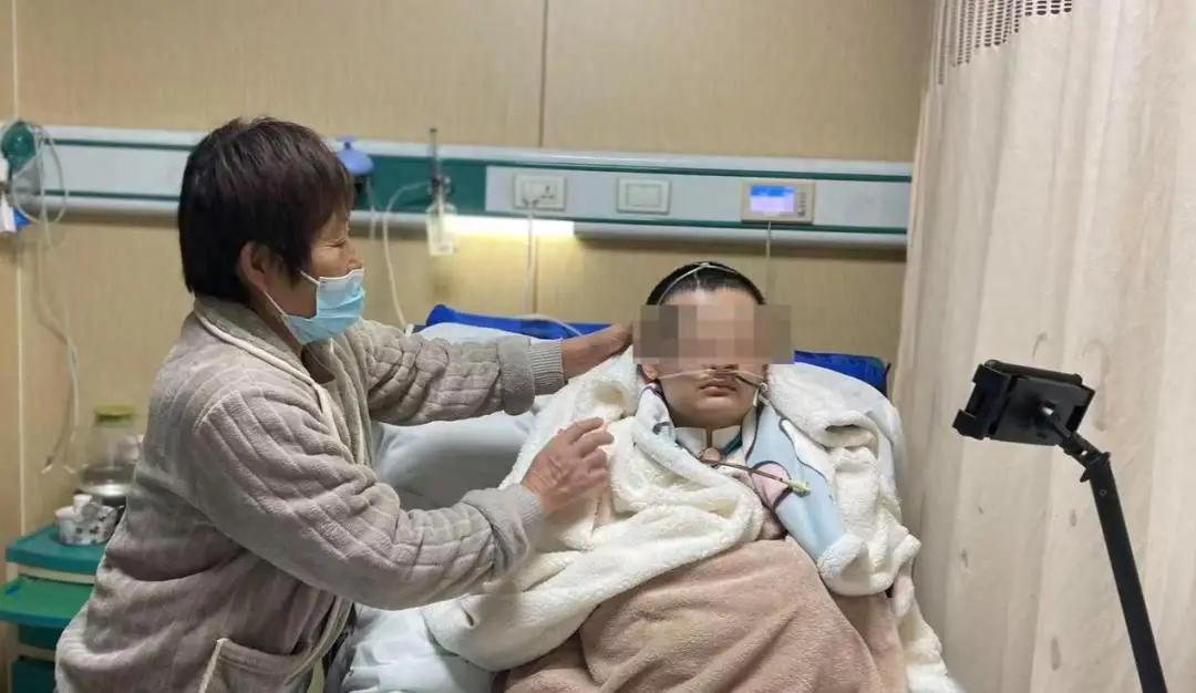 悲剧，真的来了！山东一位19岁的姑娘王蕊，因为工作忙得飞起，熬夜成了家常便饭，