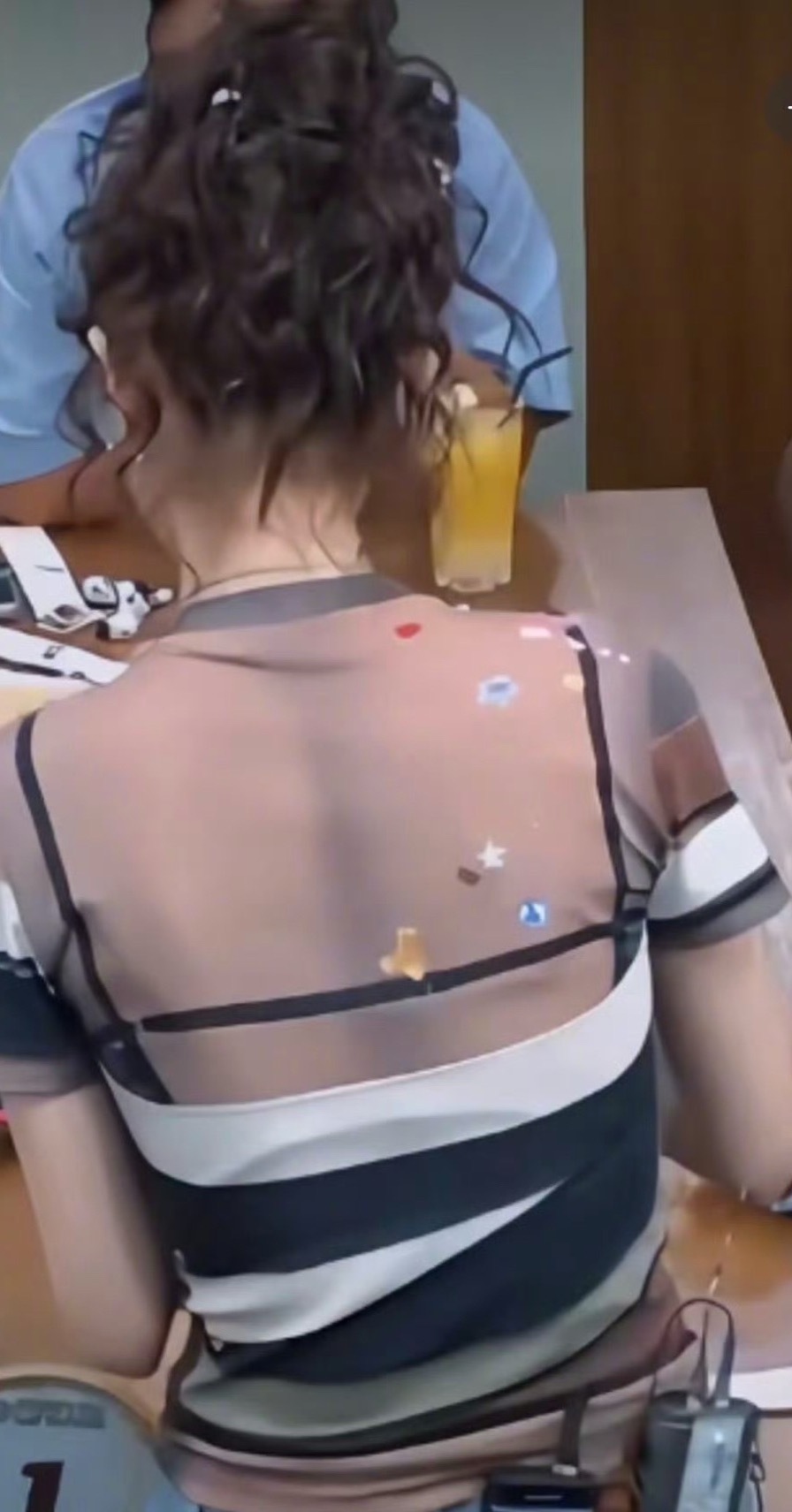 中餐厅张雅琪这个发型中餐厅这季又出话题了，这次是张雅琪的发型。网友吐槽她发型被吐