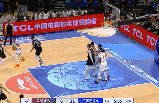 杜锋又上演“死亡凝视”始末缘由！北京时间12月7日，广东与合肥的CBA俱乐部杯