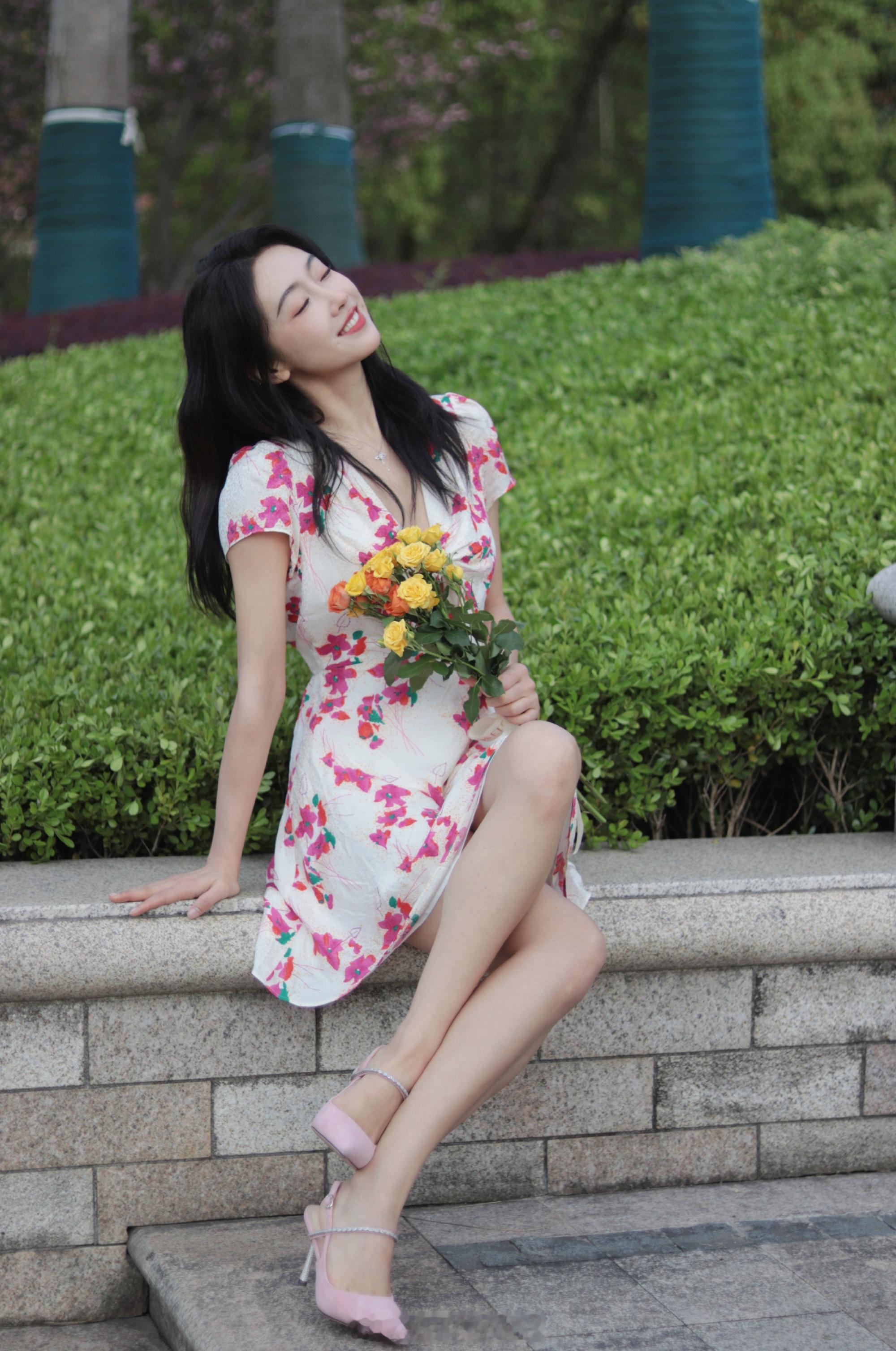 宣璐花朵白裙户外随拍
