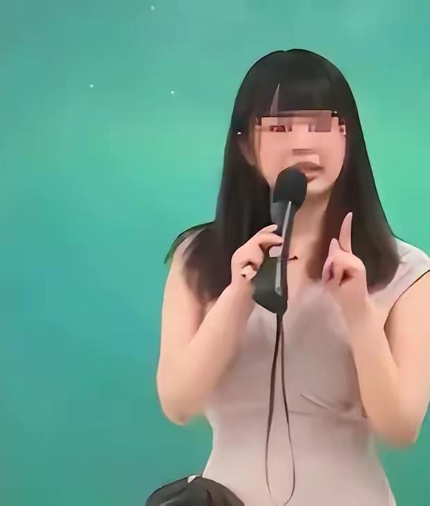 投诉这个女老师的家长，肯定是为女性，并且长得很丑，不然也不会嫉妒女老师的身材和长