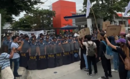 菲律宾爆发游行示威，小马科斯决定“祸水东引”，下令追查10年旧账，稍有不慎便是满