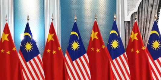 急了，马来西亚派人来华。 北京时间15日，中共中央政治局委员、国务院副总理何