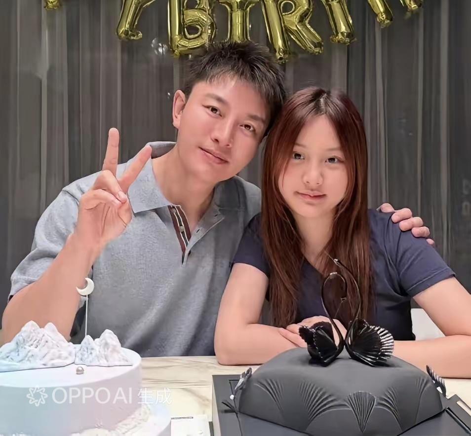 贾乃亮女儿模样清秀圆润，眉眼酷似爸爸，颜值超高妥妥小美人。日常暖心陪伴相处温馨，