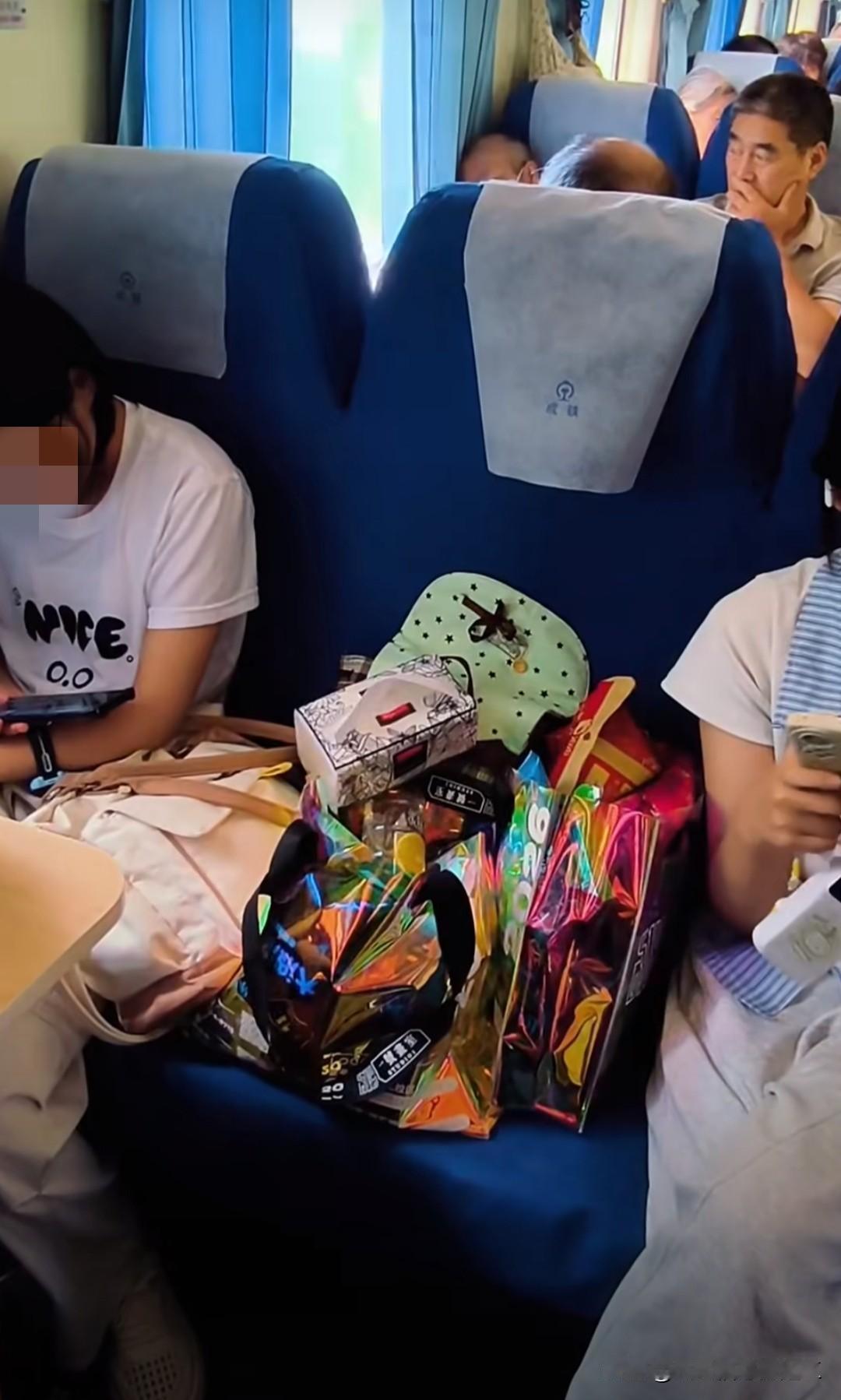 两个小姑娘买了三张票，中间座位专门用来放零食！大姐商量着想坐一会，无果，又想