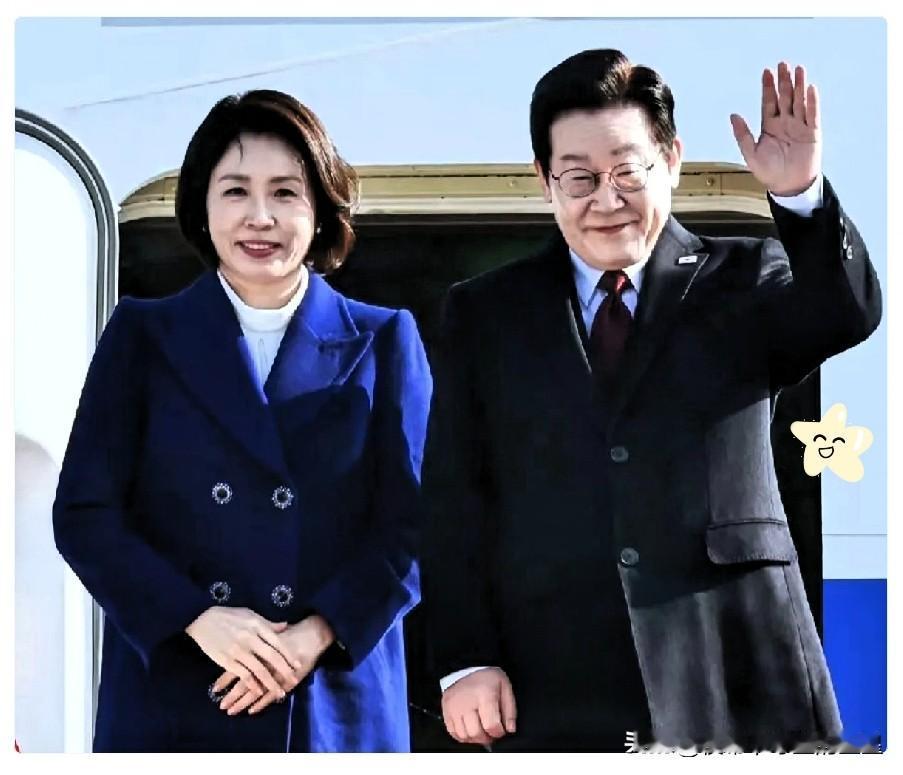 李在明本来以为自己是主角，结果刚落地，风头全让身后的三星和SK掌门人给抢了。