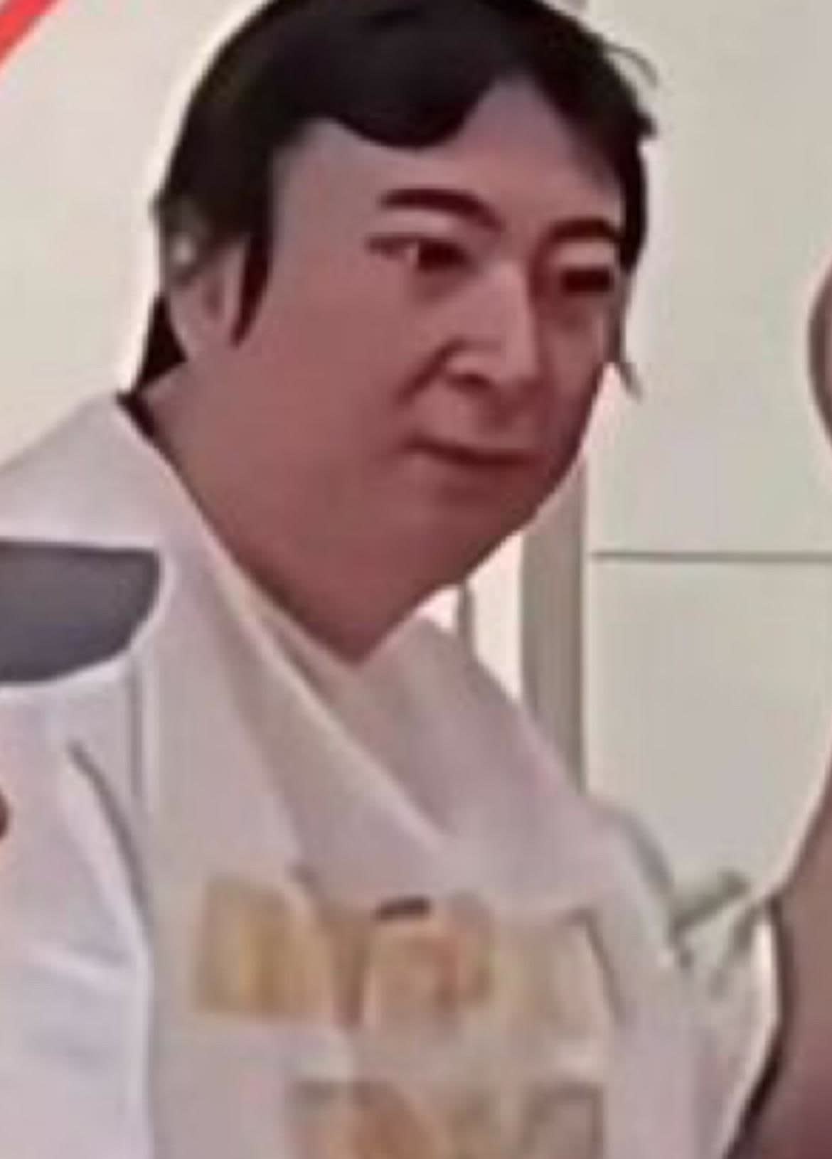 最近王思聪突然胖了，长得和郎朗一样。不知道王健林知不知道。王思聪去迪拜谈