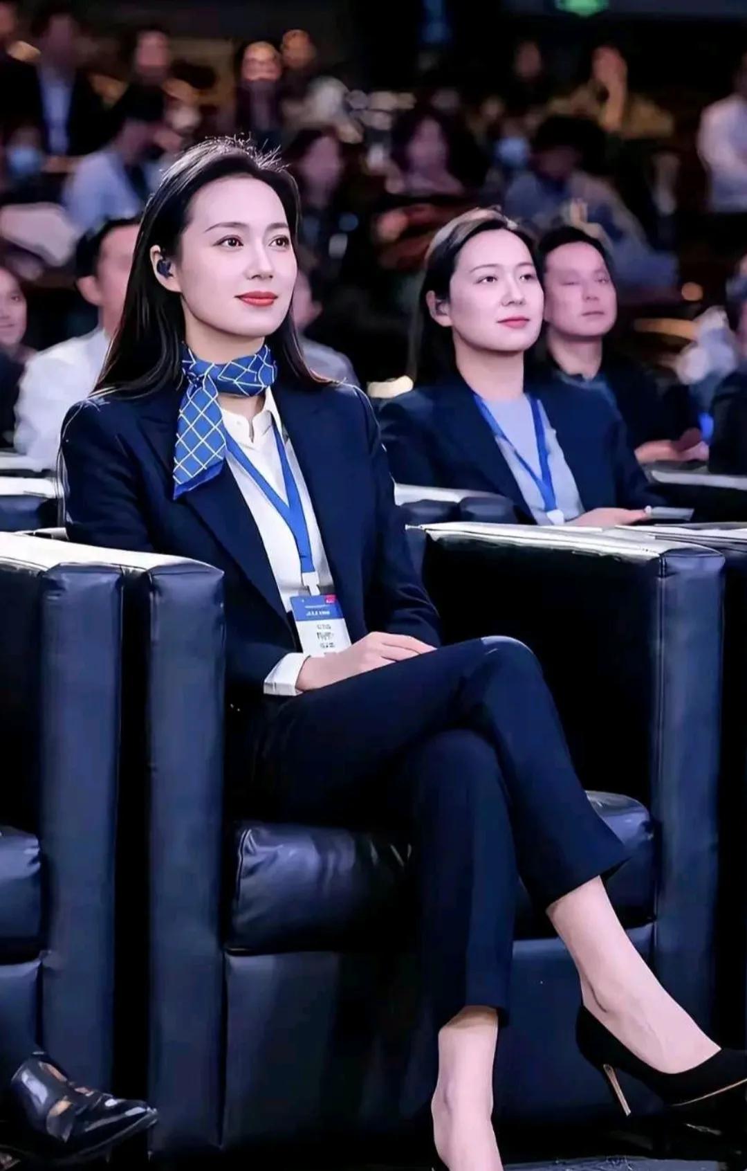 优雅女神，气质满分，笑容迷人！温柔高贵的女性