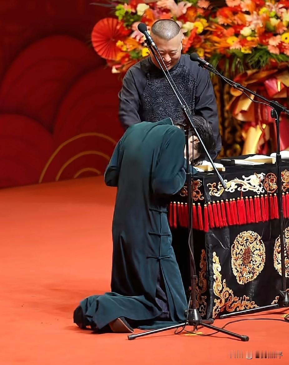 纲丝节第五场的《桃李衣钵》师徒专场结束，作为第一次和师父郭德纲同台演出的秦霄贤和