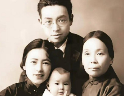 1903年，30岁梁启超和王桂荃行房。房事过后，梁启超却说：“我主张一夫一妻，你