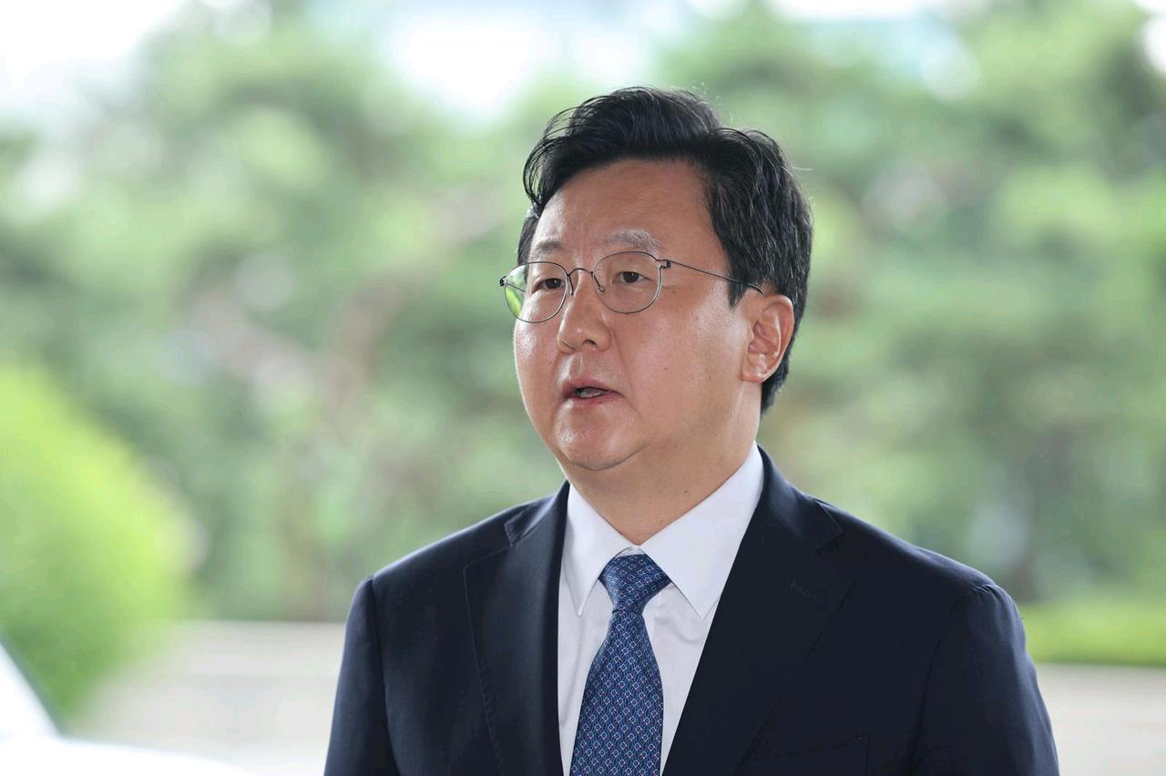 韩国媒体消息，首尔中央地方检察厅厅长郑镇宇就任四月后请辞，起因是检方11月7日午