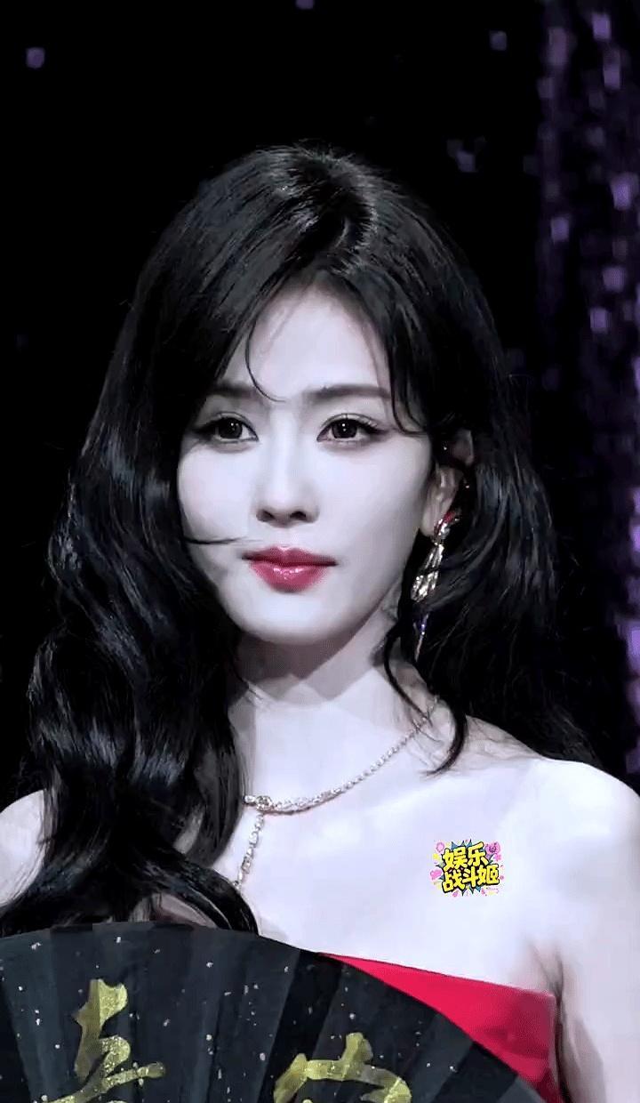 她穿的不是裙子，是**信号弹**！微博之夜，白鹿那身VivienneWest