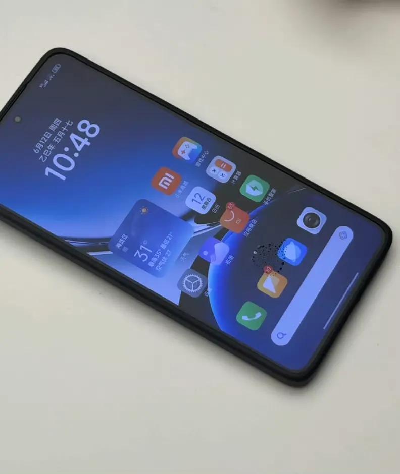 王腾曝光红米K80至尊版正面，超声波指纹+金属边框，据红米馨心爆料这次红米K80
