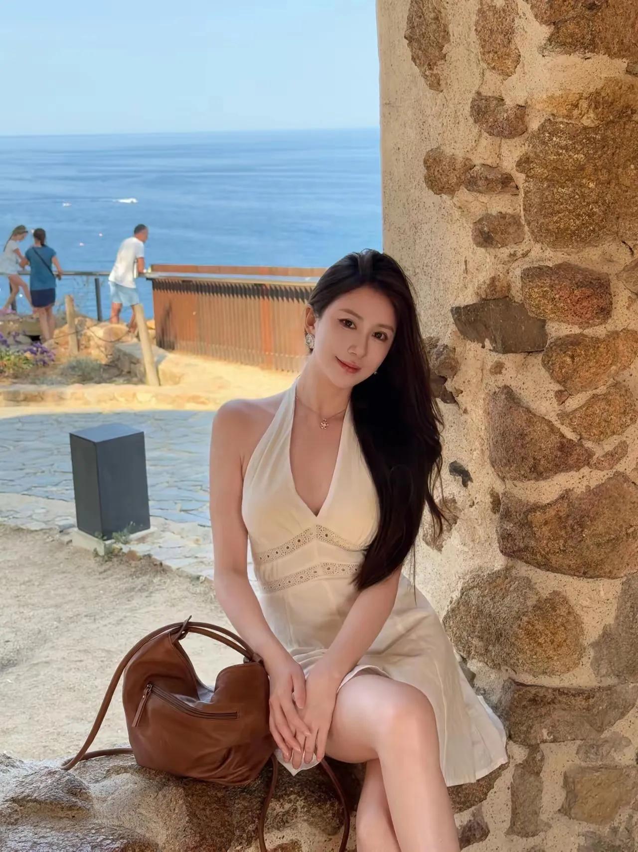 什么样的女人才能称得上有气质?女性气质175模特海滩度假