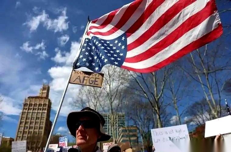 你知道在美国，一个人是怎么从这个社会里“蒸发”的吗？不是电影里那种，是活生生地