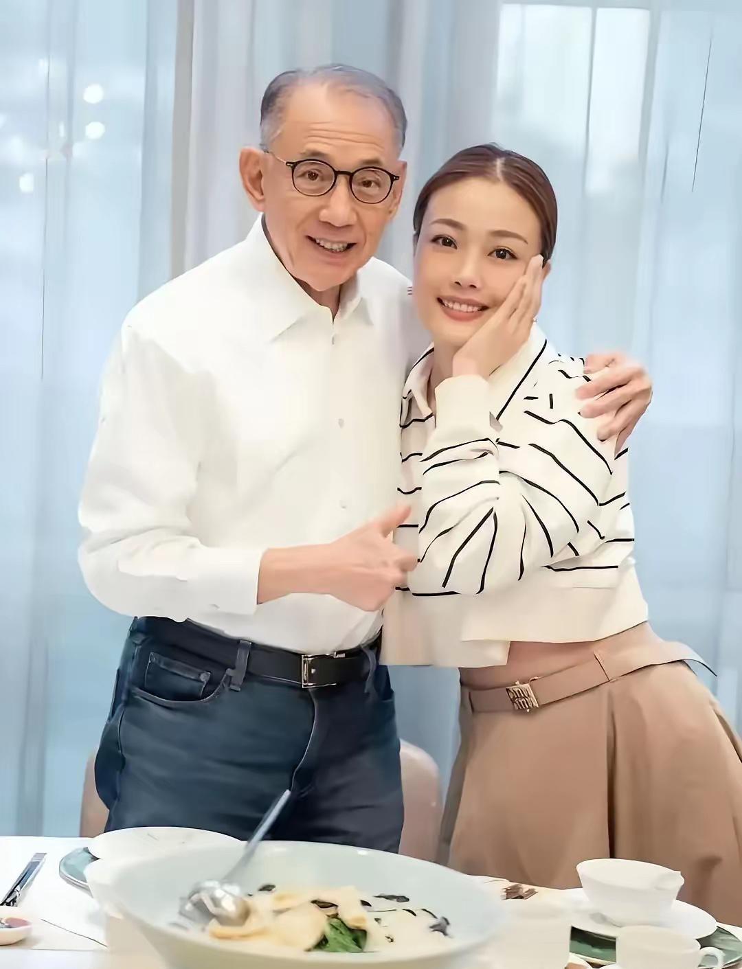 英皇25周年演唱会上，44岁的容祖儿连唱带跳19分钟，唱到高音处她突然哽咽，说老