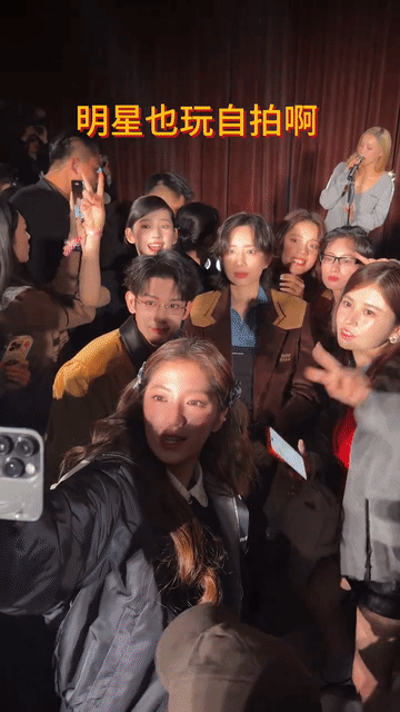 有人get到李沁一转头的惊艳吗？哪怕藏在最隐蔽的角落，她那张无比精巧的小脸也会突