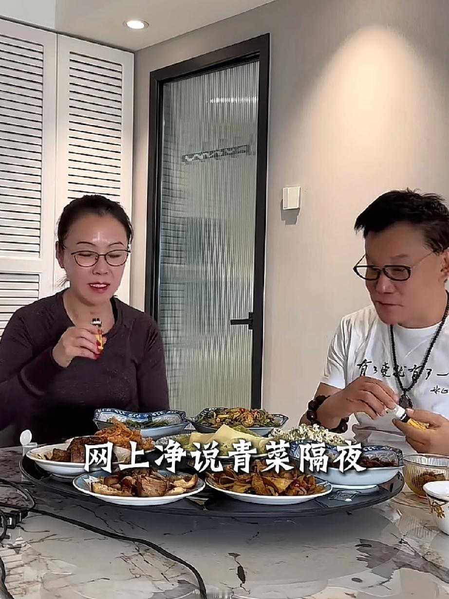 当当网创始人李国庆分享和妻子张丹红的居家生活，俩60岁的人在家吃剩菜剩饭，身价上