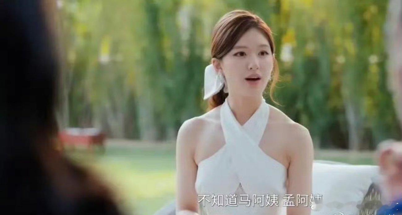 赵露思这斜方肌好发达啊……是斜方肌国的女王吗？​​​