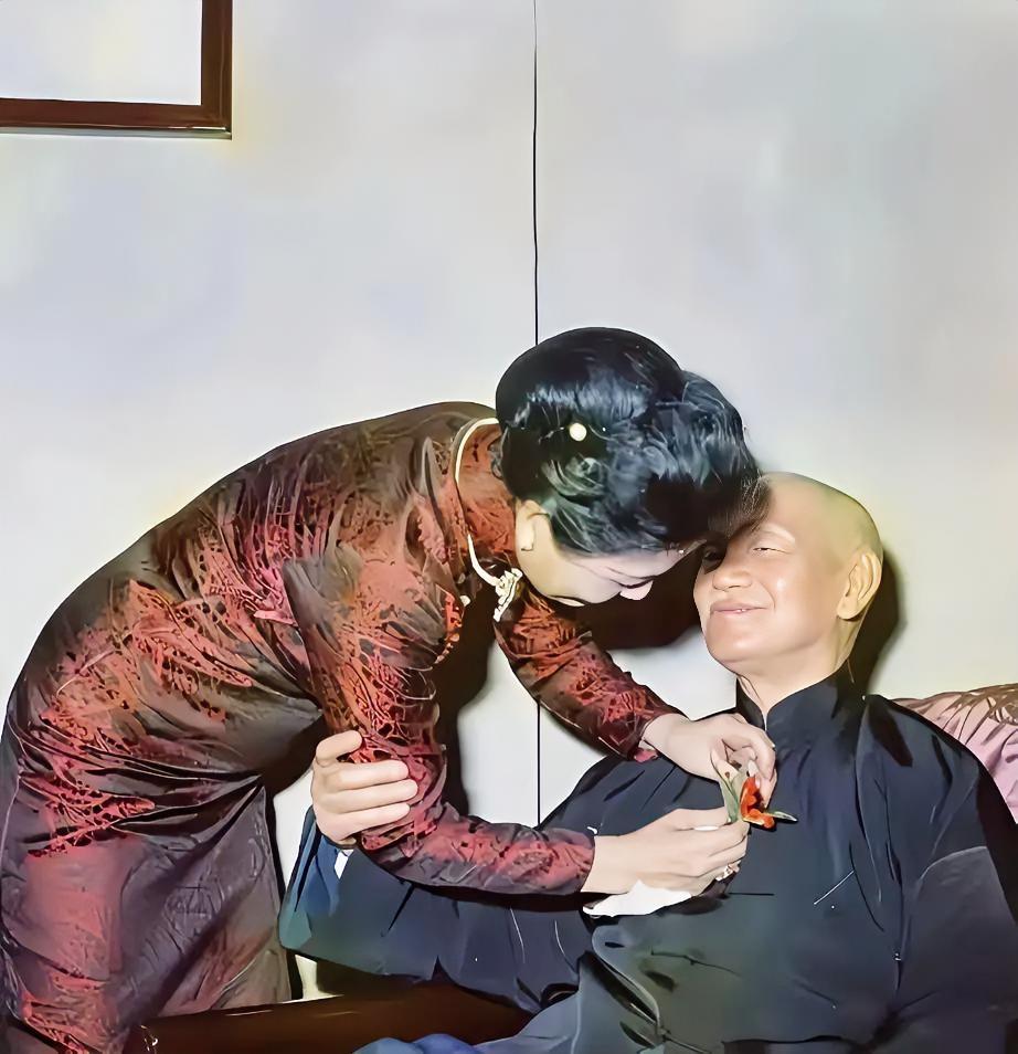 这是1973年，蒋介石86岁的生日，宋美龄在给蒋介石胸前戴花。