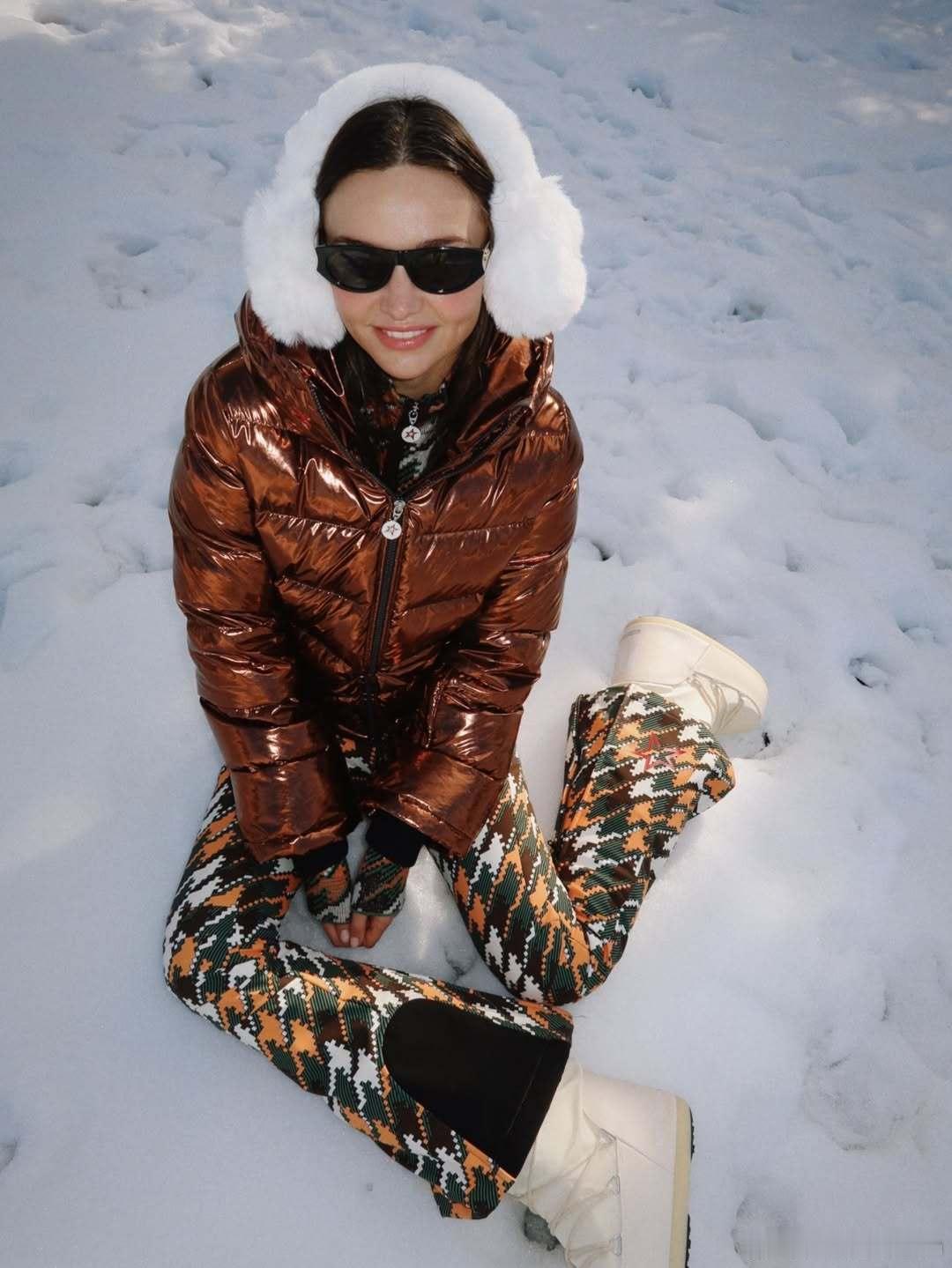 Mirandakerr米兰达可儿晒雪地新私照，像雪地里的兔精灵