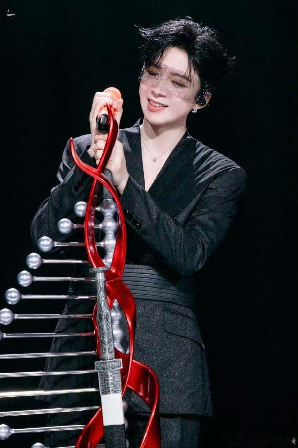 刘宇宁眼纱接花瓣刘宇宁演唱会薄纱遮眼接花瓣，这波国风美学被狠狠拿捏！温柔又有戏