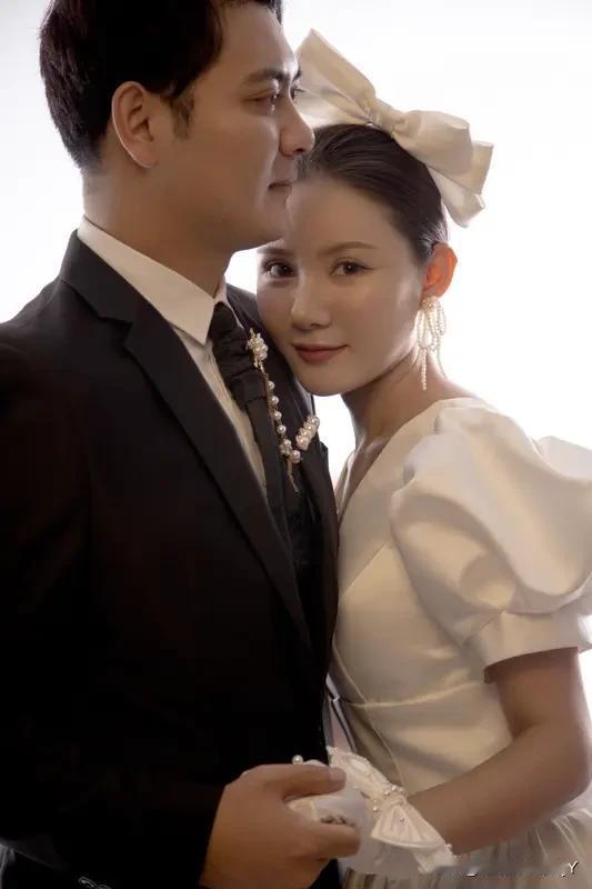 有一对刚结婚不久的夫妻，在家闲着没事，老公便问老婆：“你跟我结婚之前都干过啥呀？