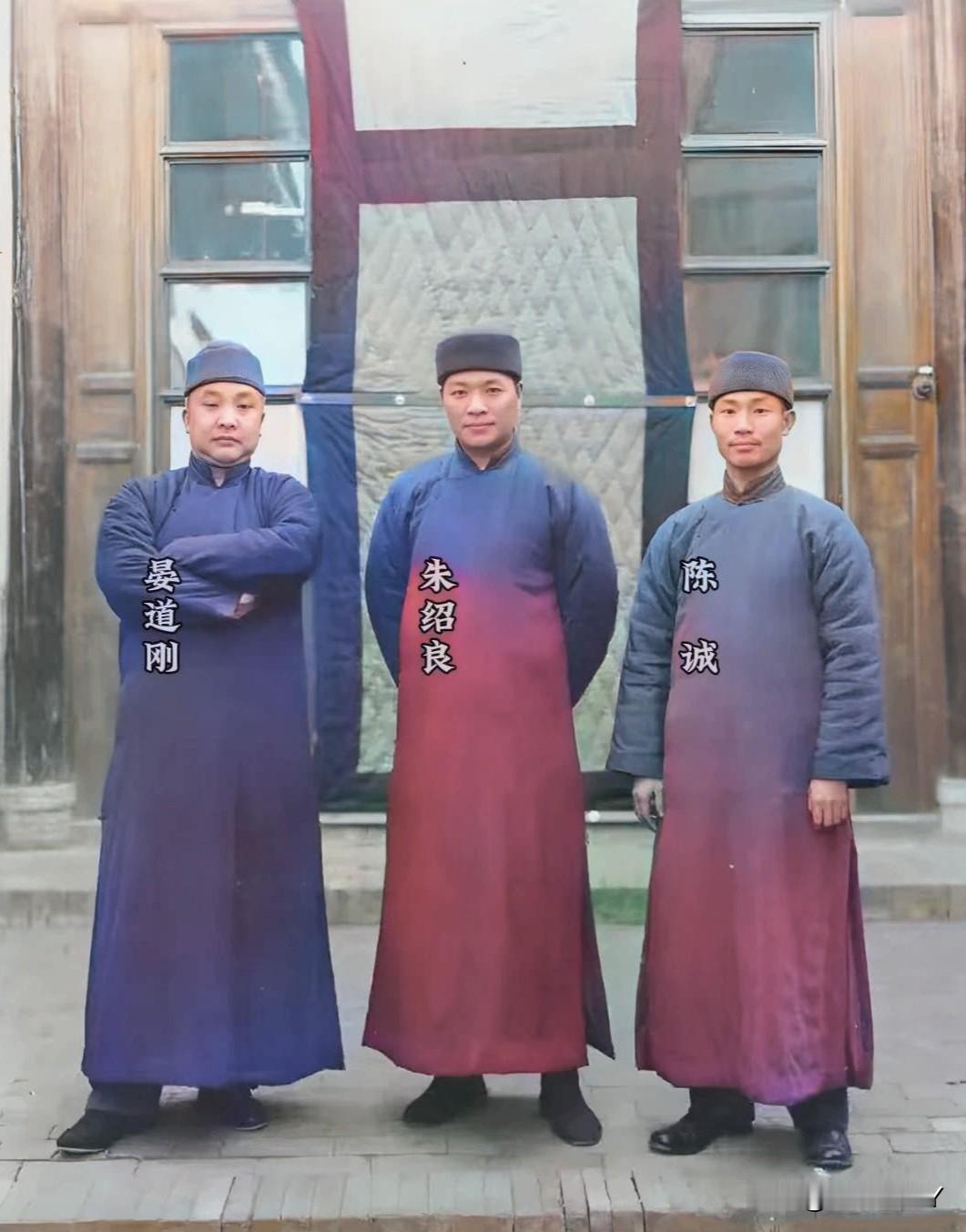 这张照片展现出了陈诚与朱绍良及晏道刚1936年12月在西安西京招待所的情景，这绝