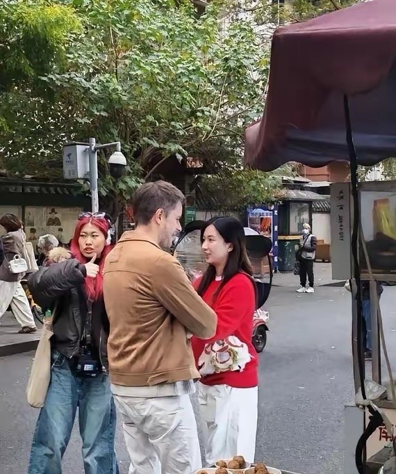 刷到高圆圆替身路透，直接瞳孔地震！眉眼、气质神同步，站一起像复制粘贴，不看标注真