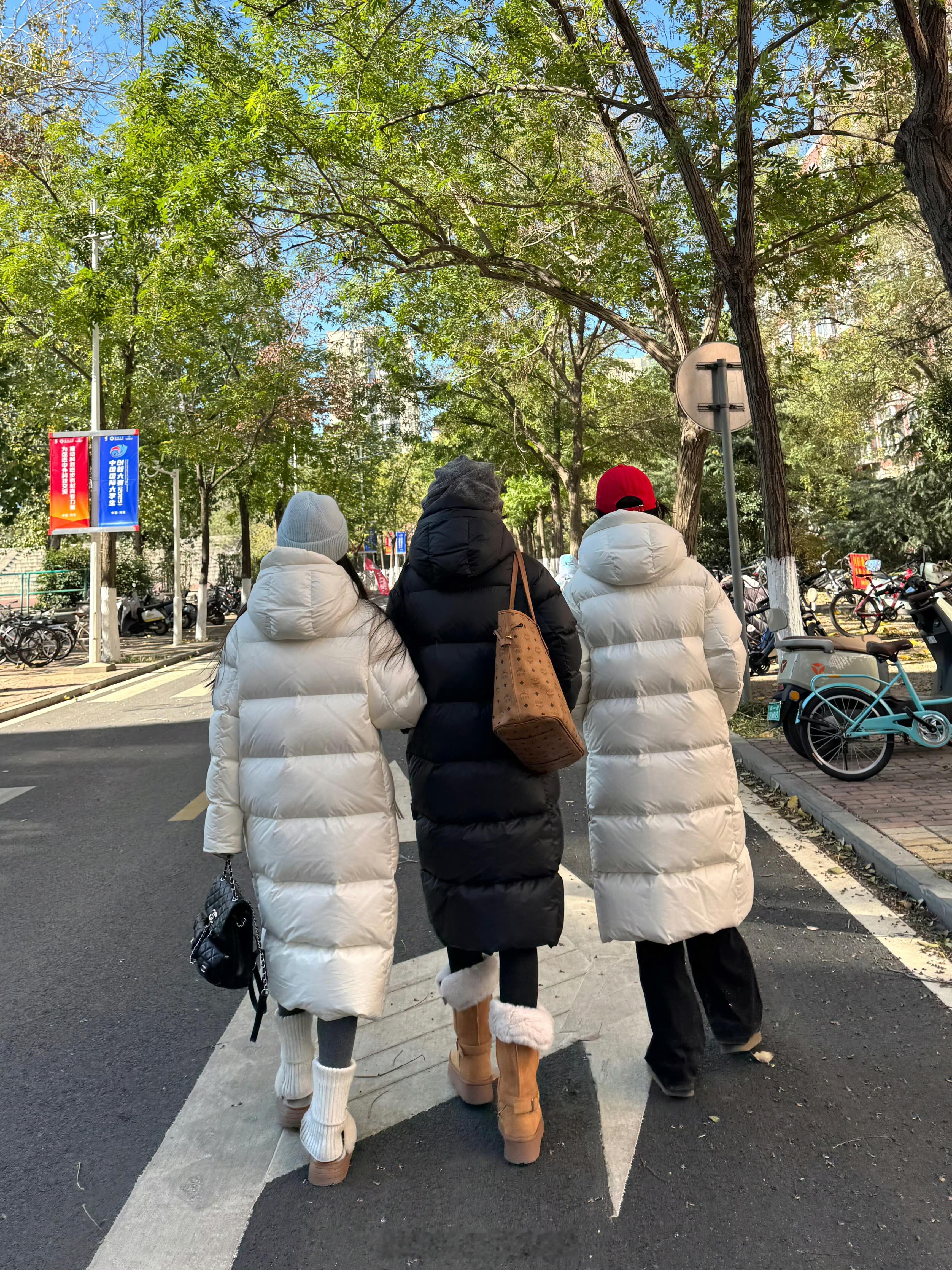 现在的大学生都流行这样穿了吗？学校碰到的小姐姐们一个宿舍都穿的同一件羽绒服，真的