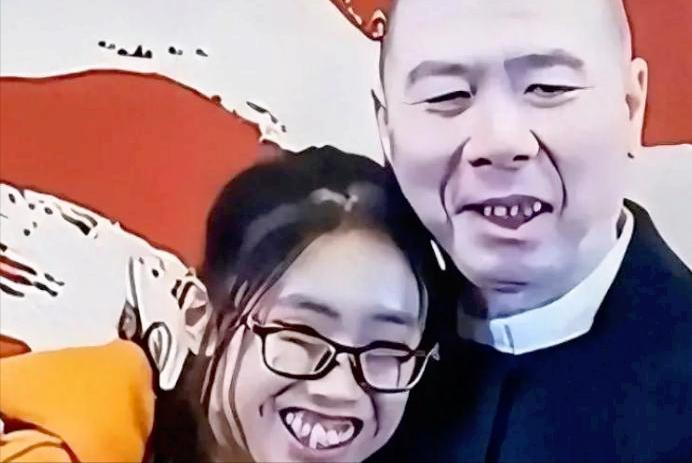 67岁冯小刚再引争议！对养女脸贴脸喊宝儿，为何网友吵翻了天？现在网友对明星的