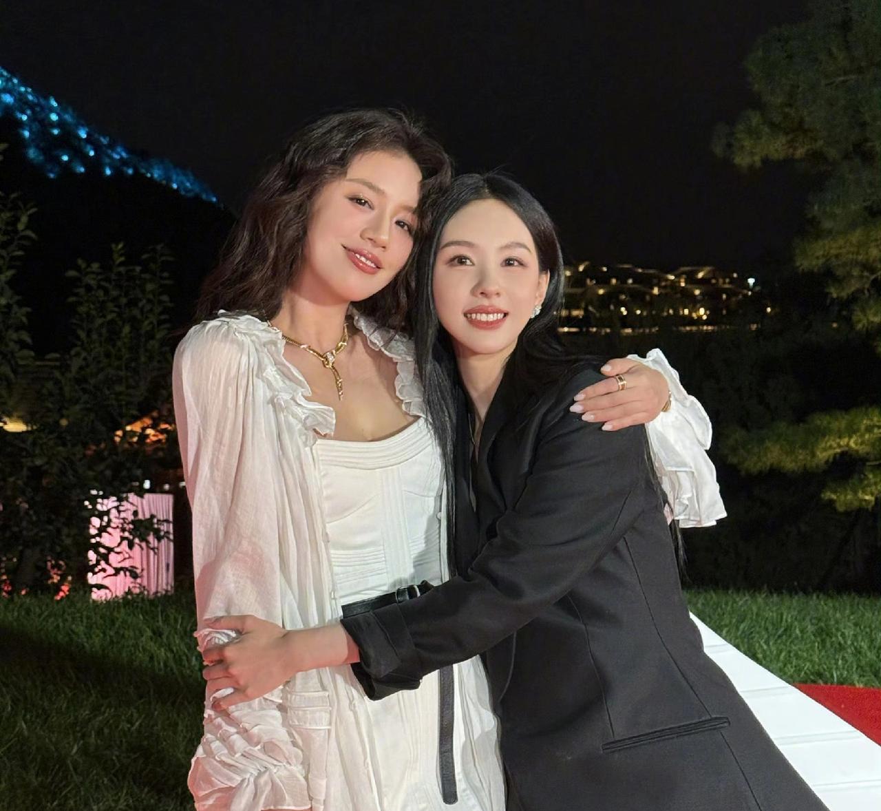 看到马思纯发和陈都灵的合影才明白，为什么都想红。10年前两人合作《左耳》陈都灵