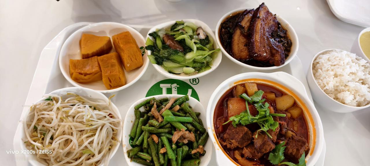 五一高校食堂奇观：学生走了，家庭来了，7个菜32块钱吃得放心五一放假从南通回